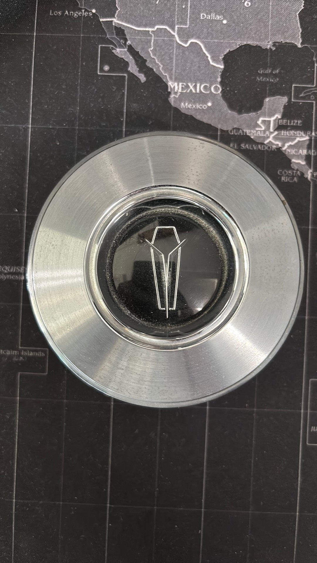 1966 Plymouth wood wheel horn cap, Ophalen of Verzenden