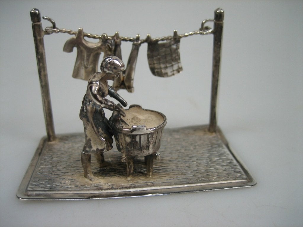 Zeldzaam Zilver miniatuur vrouw aan de wastobbe 1958