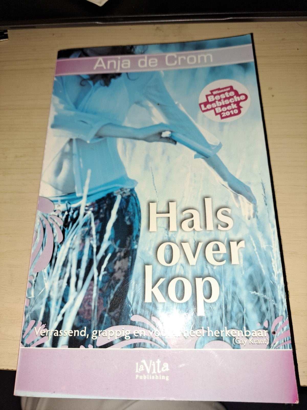 Hals over kop - Anja de Crom (Beste Lesbische Boek 2016), Ophalen of Verzenden, Zo goed als nieuw, Anja de Crom, Nederland