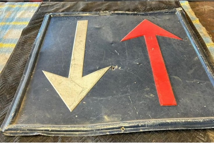Oude gestanste verkeersbord, Ophalen, Gebruikt
