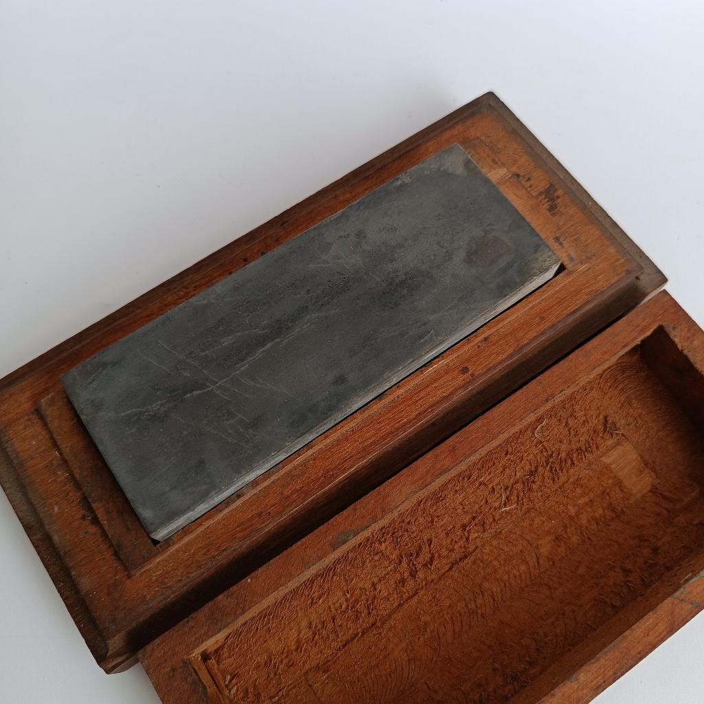 NATURAL TURKEY SHARPENING STONE FINE RAZOR HONING IN BOX, Antiek en Kunst, Verzenden