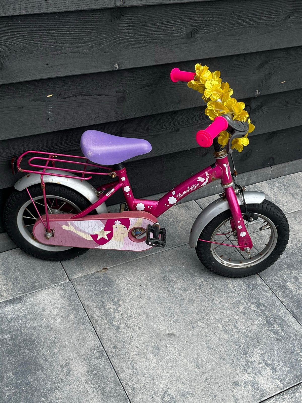 Roze kinderfiets met bloemenslinger, Ophalen, Zo goed als nieuw, Velgrem, Minder dan 16 inch