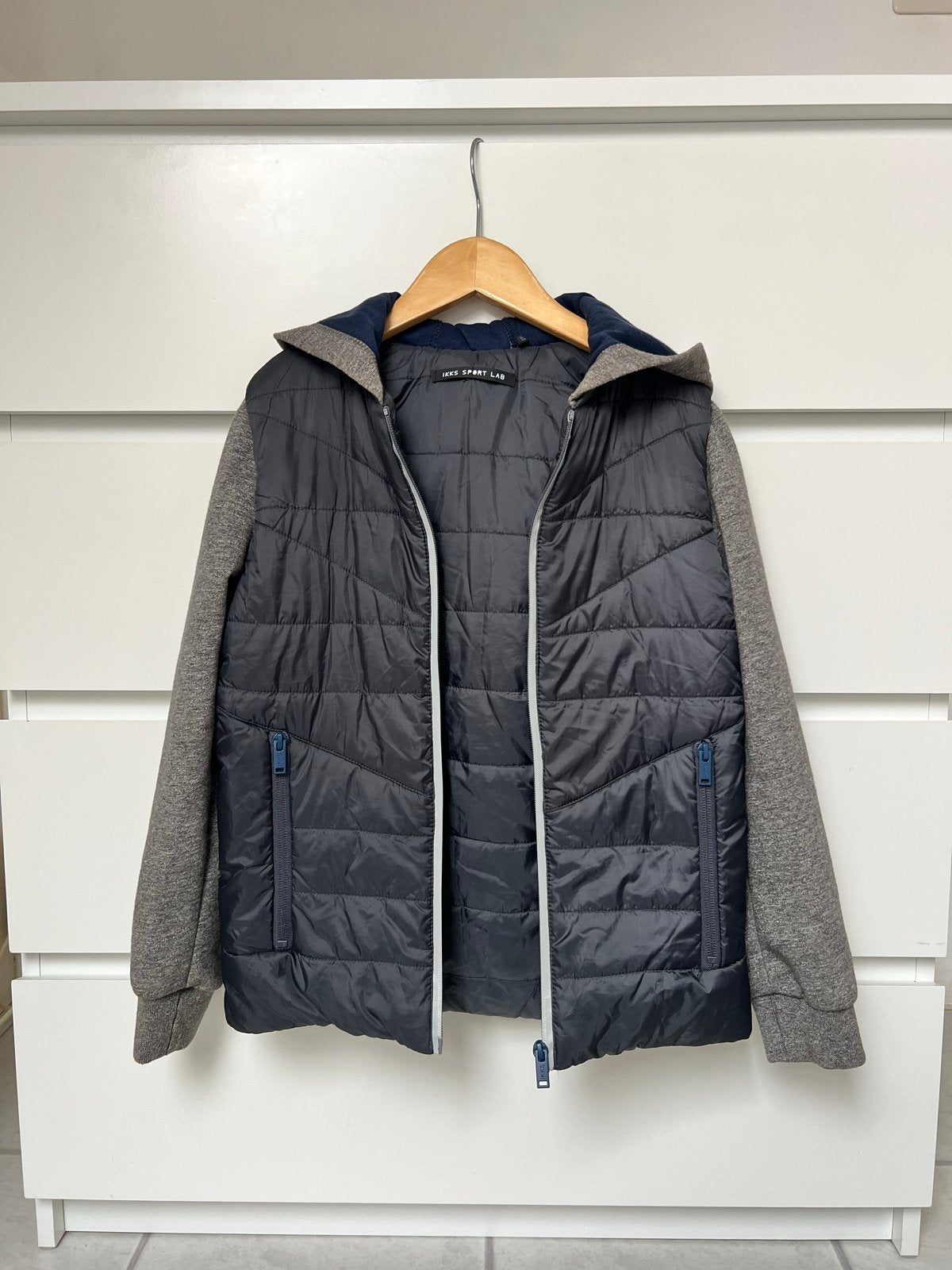IKKS Sport Lab jas - blauw/grijs - maat 140, Ophalen of Verzenden, Zo goed als nieuw, Jongen, Jas