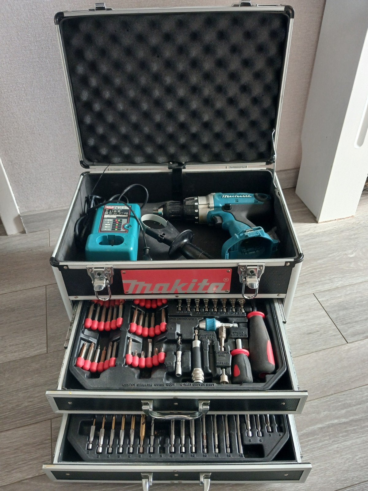 makita gereedschap koffer met inhoud, Ophalen