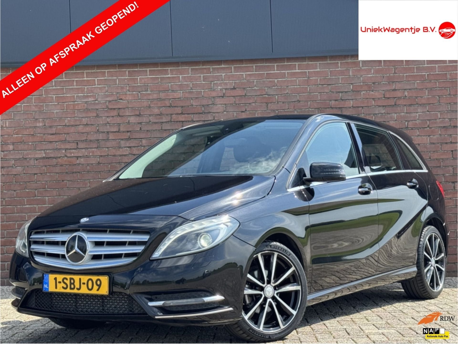Mercedes-Benz B-Klasse 180 AMBITION | NL-AUTO! | LEDER!, Auto's, 1325 kg, Gebruikt, 4 cilinders, Automatische klimaatregeling