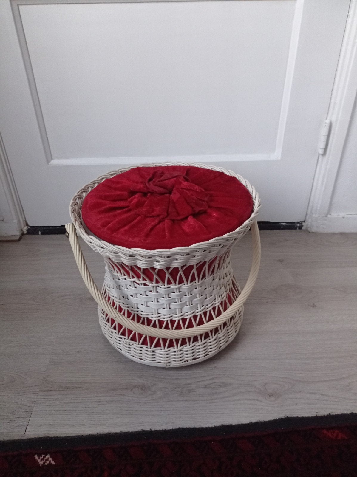 Vintage Witte Riet Naaimand met Rood Velours Deksel, Hobby en Vrije tijd, Ophalen of Verzenden, Gebruikt, Overige typen