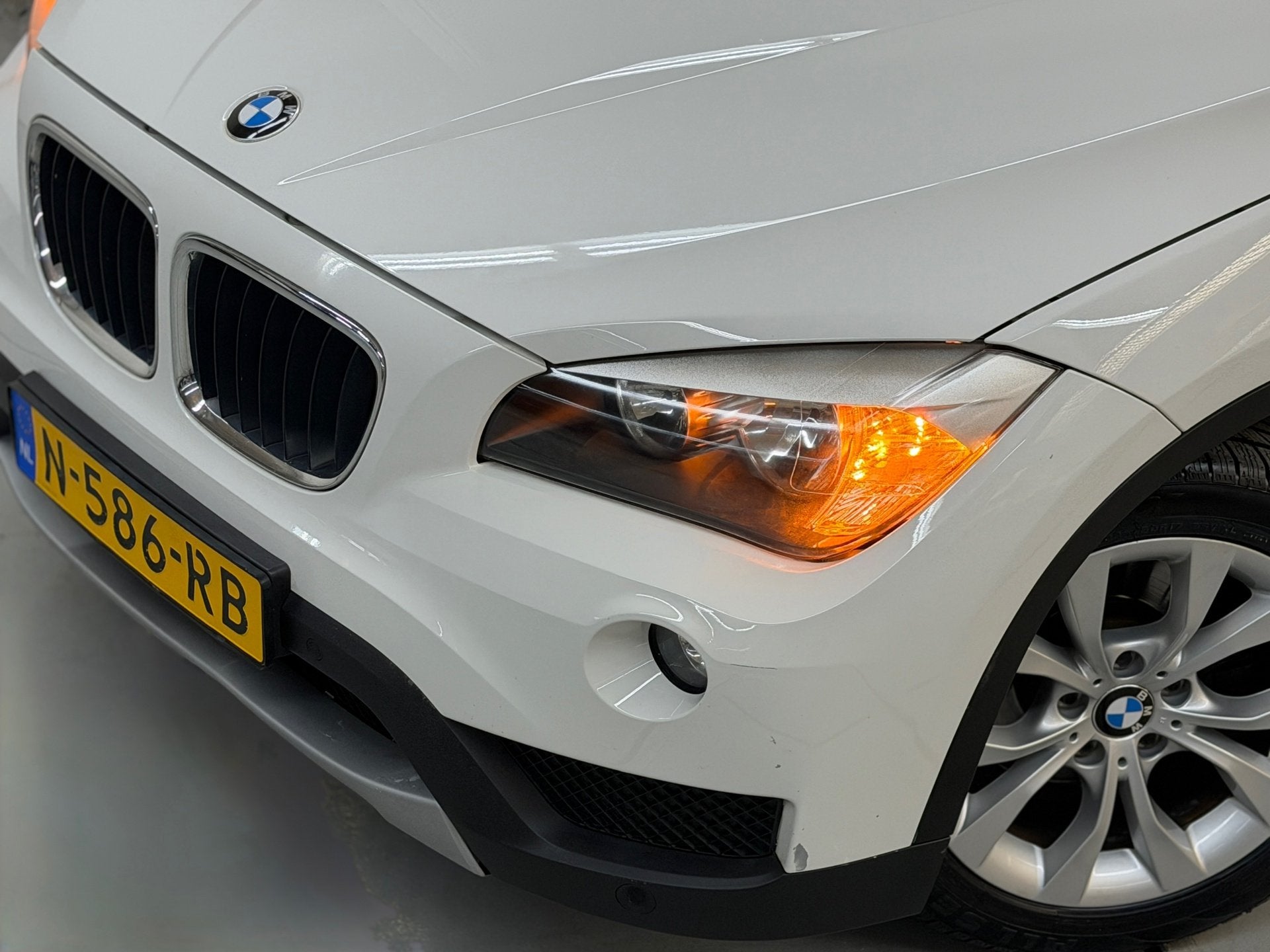 BMW X1 SDrive18i PANO TREKHAAK NAVI LEDER 4 Niuewe Banden, Auto's, Achterwielaandrijving, 4 cilinders, 150 pk, Wit