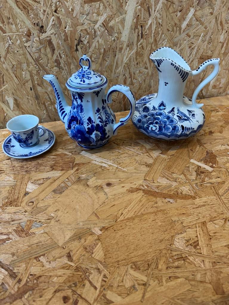 Delft’s blauwe theepot met kop en schotel en een vaasje, Ophalen of Verzenden