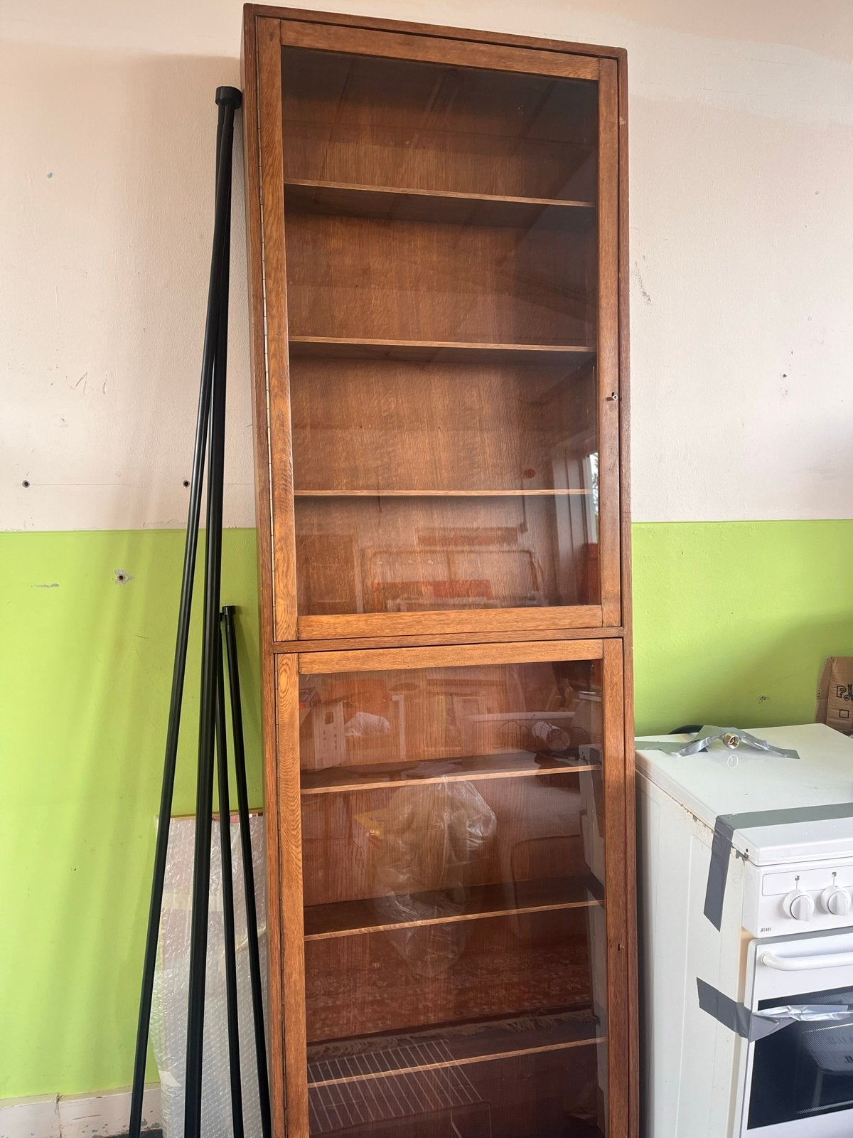 Hoge smalle houten kast met glazen deuren, Ophalen, Minder dan 50 cm, Gebruikt, 200 cm of meer