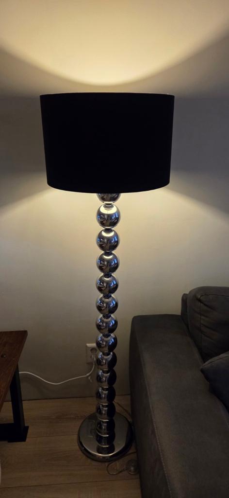 Moderne staande bollenlamp Eric Kuster stijl, Huis en Inrichting, Lampen | Vloerlampen, Ophalen, Zo goed als nieuw, Stof, Modern, Chroom, Design