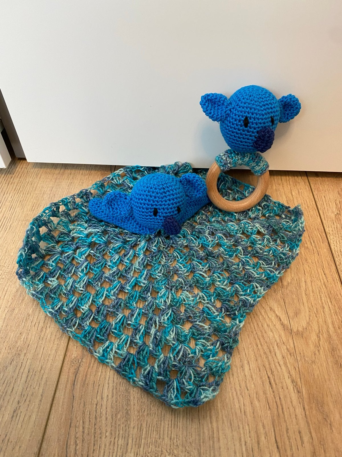 Gehaakte knuffeldoek en rammelaar - Blauwe koala, Verzenden, Nieuw, Rammelaar, Met geluid