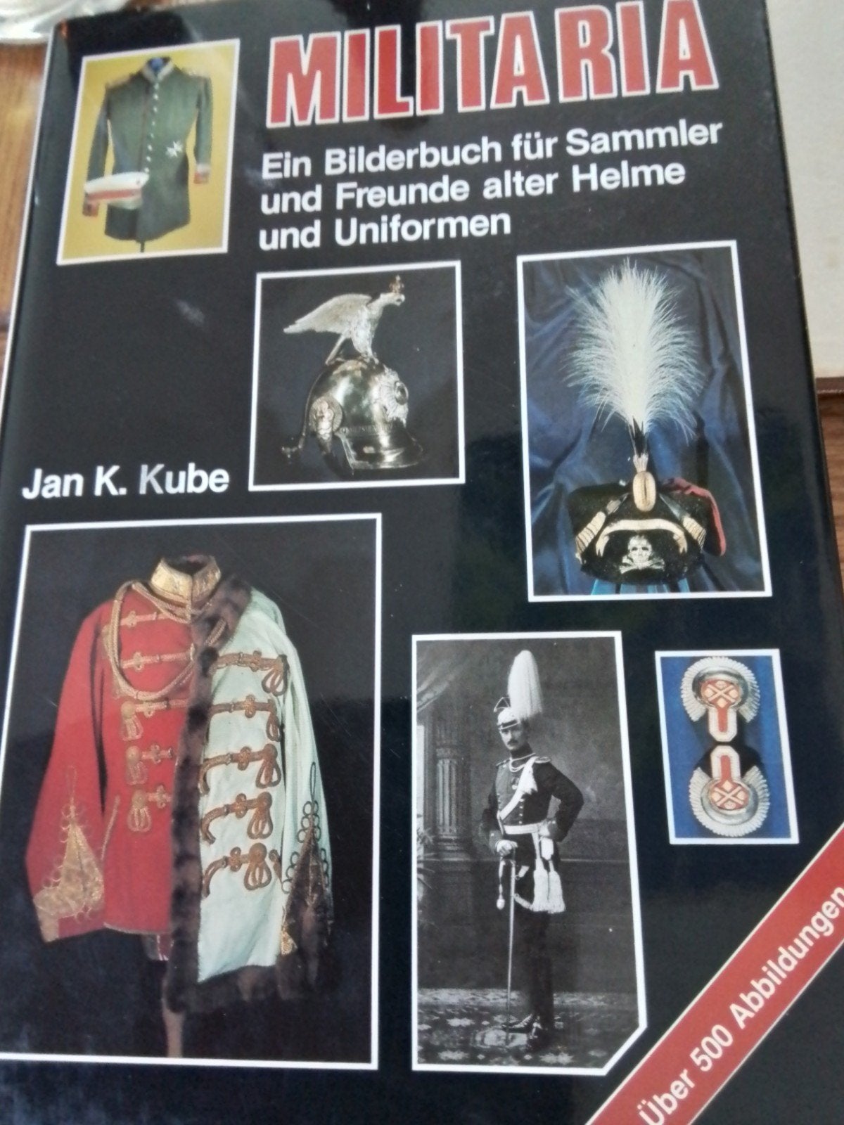 Militaria: Boek over oude helmen en uniformen, Ophalen of Verzenden, Overige soorten, Overige gebieden, Boek of Tijdschrift