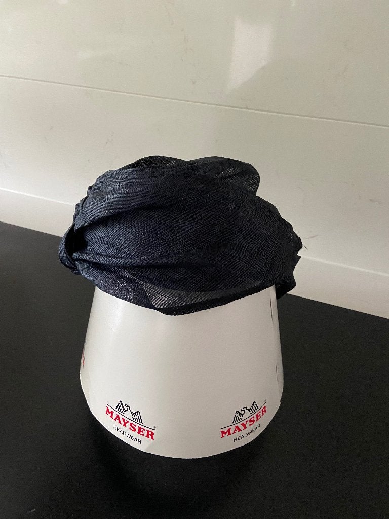 Donkerblauwe handgemaakte dop van sinemay, Kleding | Dames, Hoeden en Petten, Zo goed als nieuw, Hoed, 58 cm (L, 7¼ inch) of meer