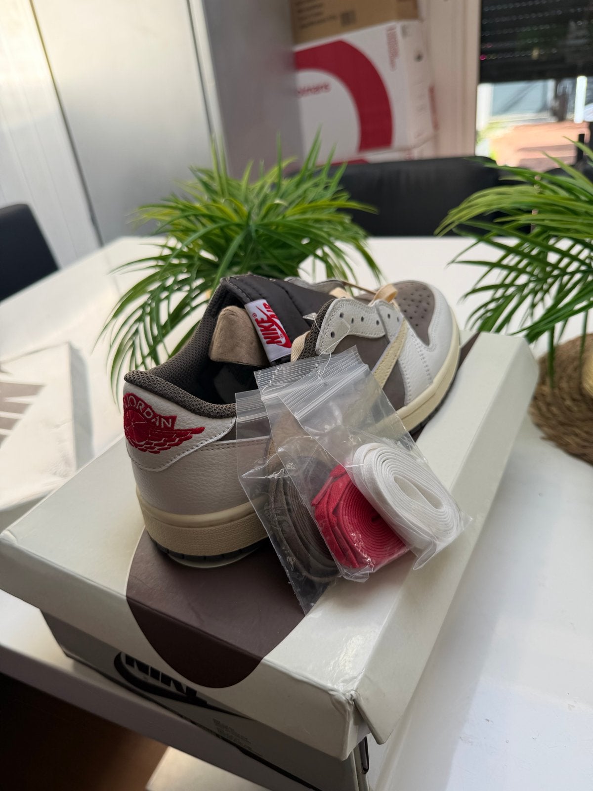 Nike Air Jordan 1 Low Travis Scott Reverse Mocha maat 42, Kleding | Heren, Ophalen of Verzenden, Nieuw, Bruin, Sneakers of Gympen