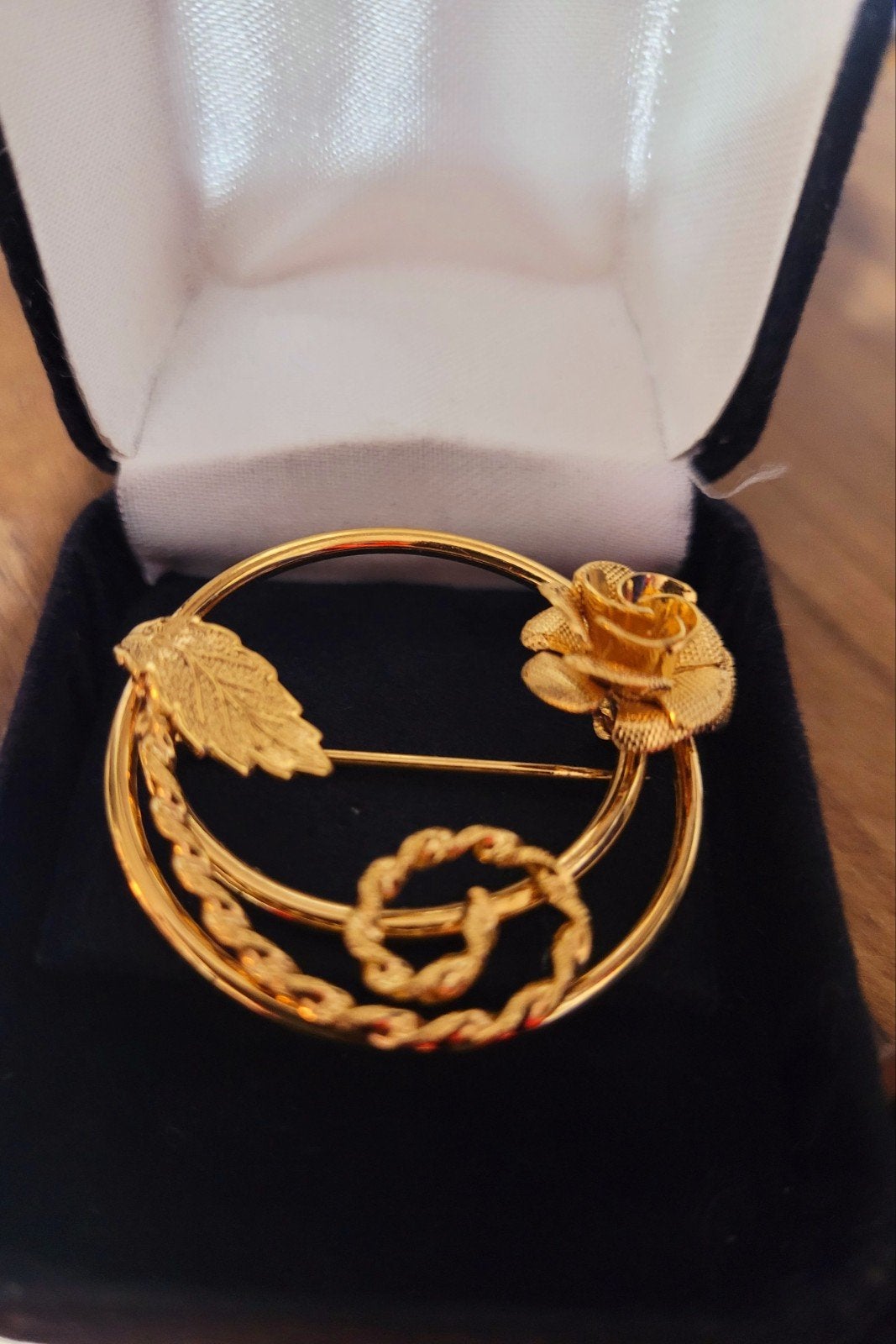 Gouden Broche met Roos en Bladmotief, 4 tot 7 cm, Nieuw, Ophalen of Verzenden, Goud