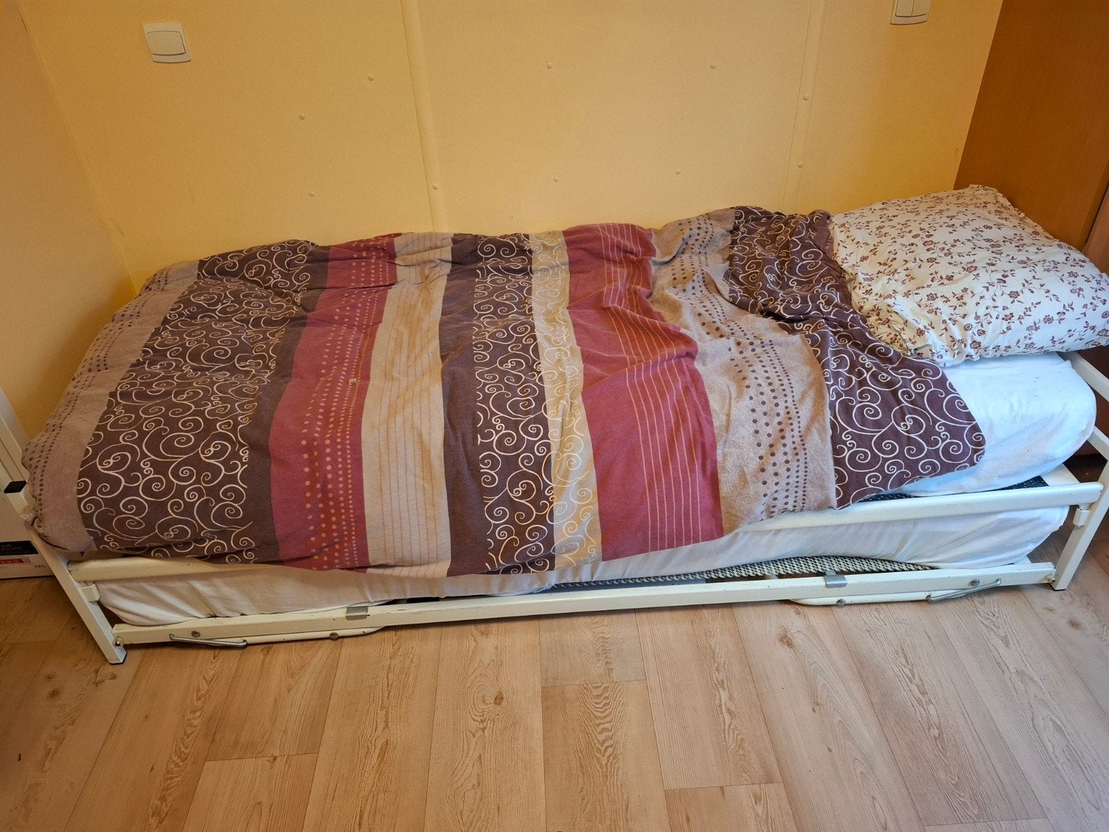 Uitschuifbaar logeerbed 1 of 2 personen met matrassen, Ophalen, Tweepersoons, 190 cm of minder, Zo goed als nieuw