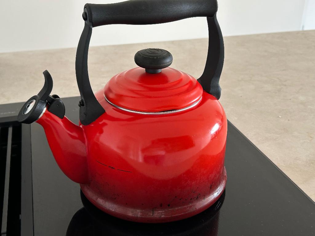 Le Creuset fluitketel 2.1 liter, Huis en Inrichting, Gebruikt, Ophalen of Verzenden, Metaal, Rood