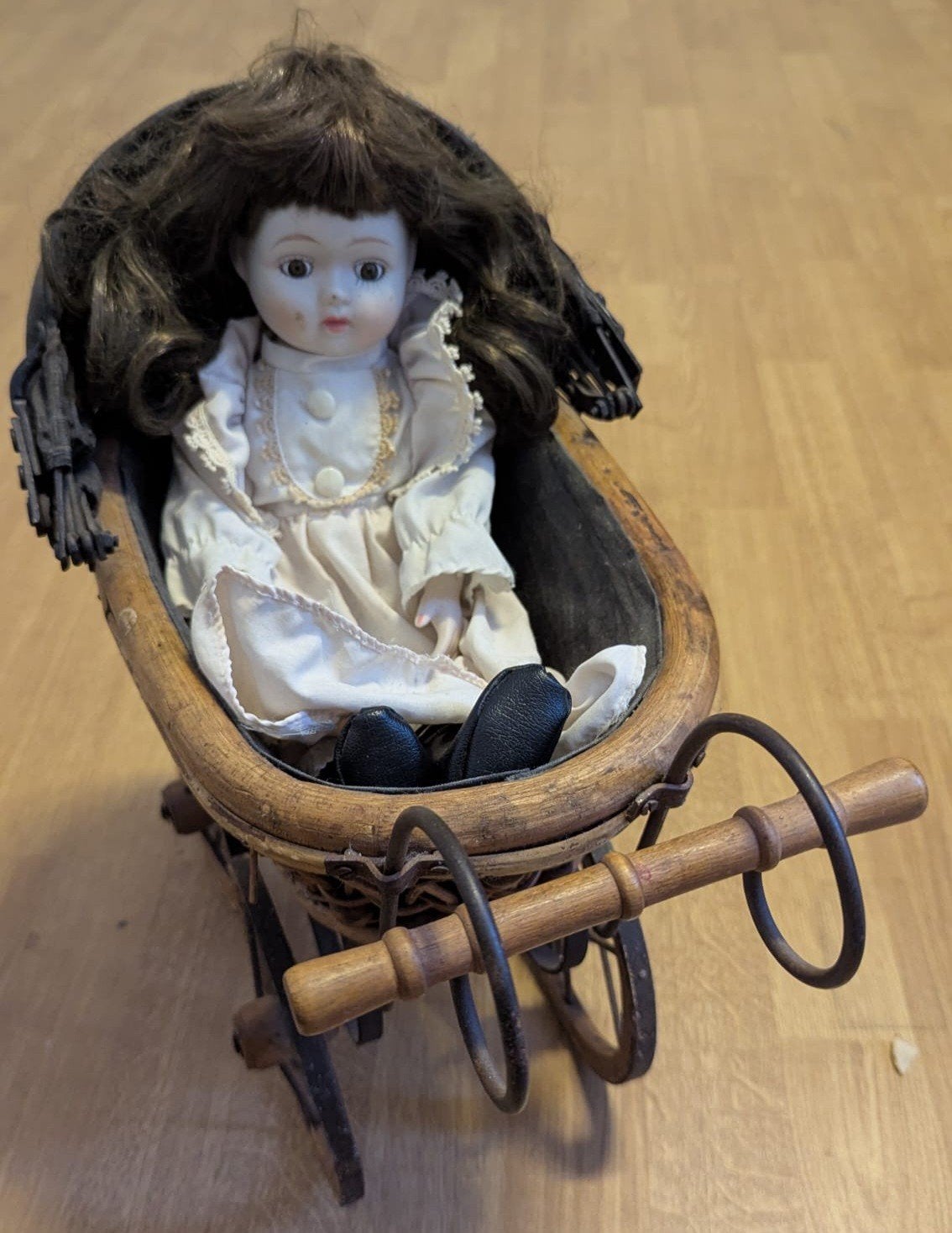 Antieke porseleinen pop in kinderwagen, Verzamelen, Ophalen, Gebruikt, Pop