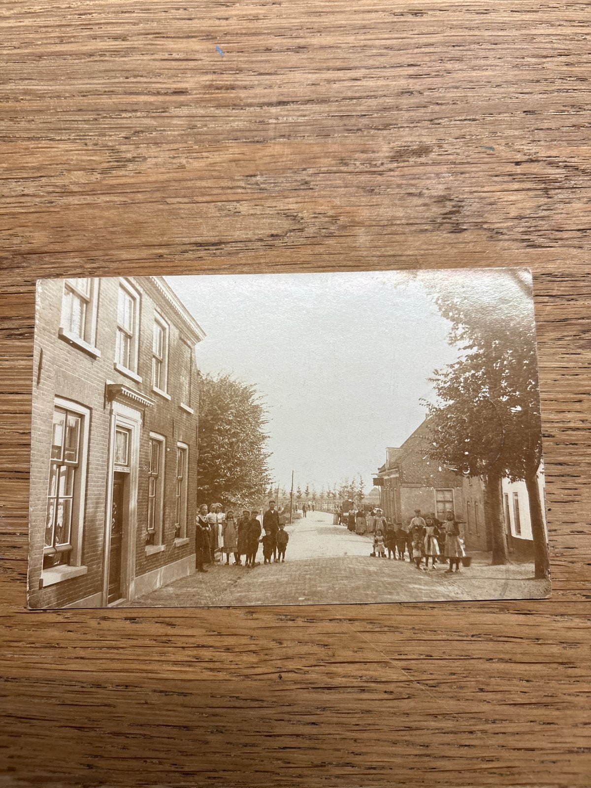 Oude fotokaart met straatbeeld en mensen, Ophalen of Verzenden, Voor 1920, Gelopen