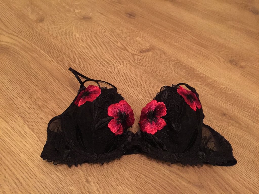 Bh zwart met rood bloempje incl string setje, Kleding | Dames, Ondergoed en Lingerie, Ophalen, Overige kleuren, Setje