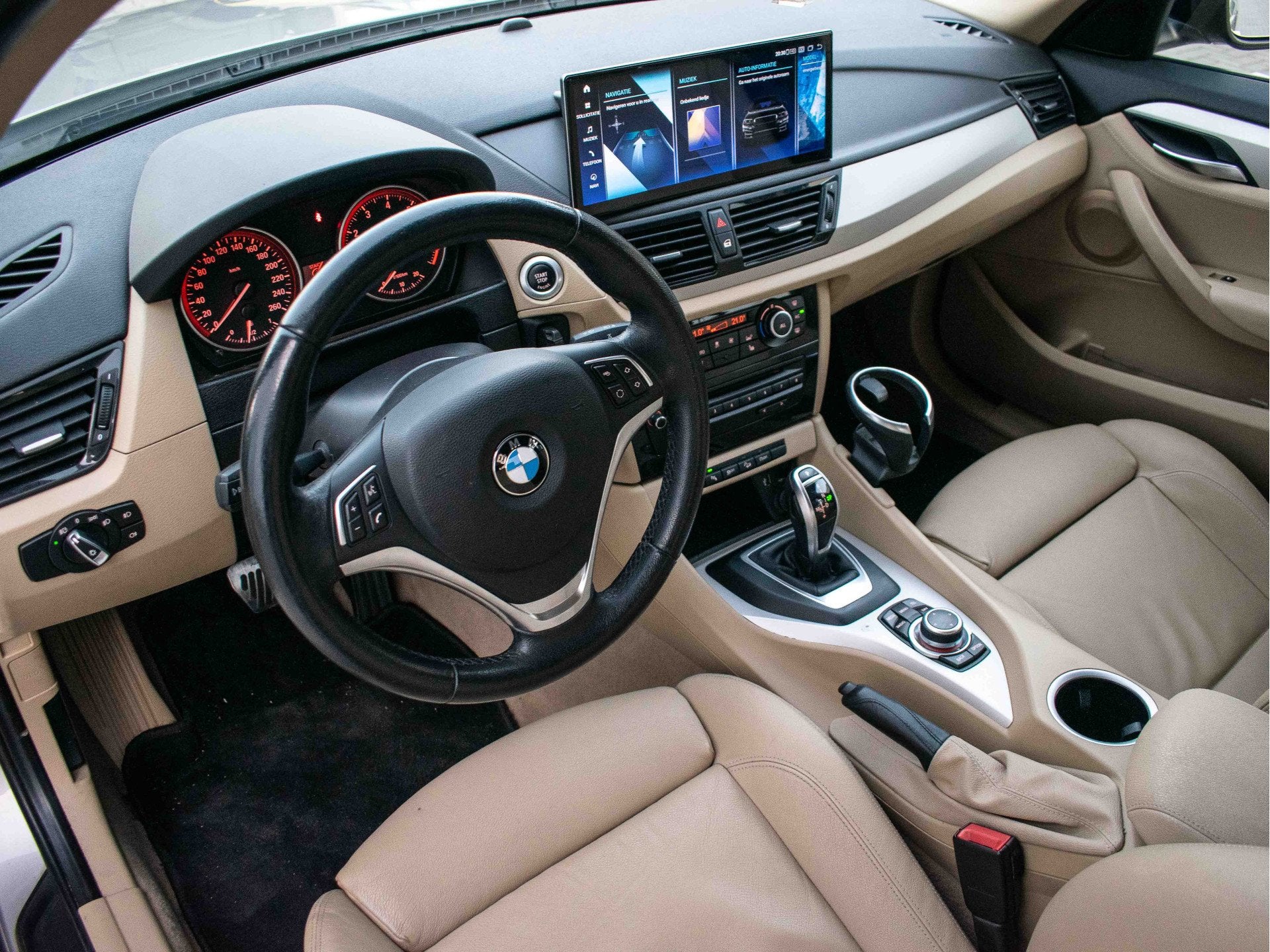 BMW X1 xDrive28i 245pk | Trekhaak 2000kg | Carplay | Leder |, Gebruikt, 4 cilinders, 2000 kg, Bedrijf