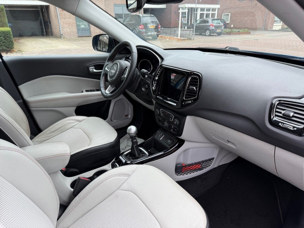 Jeep COMPASS 1.4 MultiAir Limited 140PK / LEDER / CARPLAY /, Auto's, Voorwielaandrijving, Verwarmde buitenspiegels, 450 kg, Gebruikt