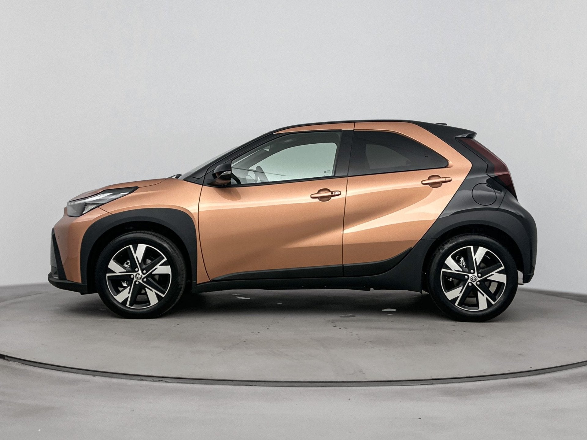 Toyota Aygo X Hybrid 115 pulse | Apple Carplay & Android Aut, Stof, Parkeersensor, Zwart, 4 stoelen