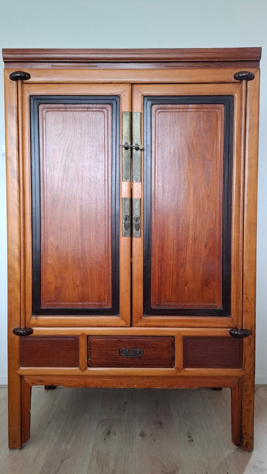 Antieke Chinese Kast - Massief Hout met Messing Beslag, Ophalen, Gebruikt