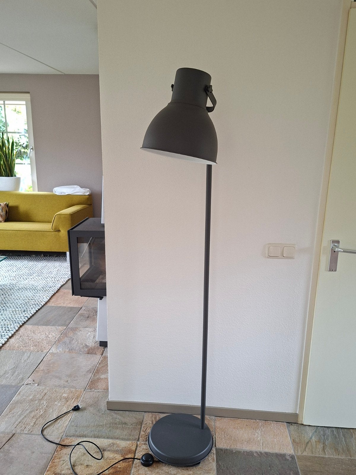 Donkergrijze vloerlamp met grote kap, Ophalen, E27 (groot), Zo goed als nieuw, Metaal