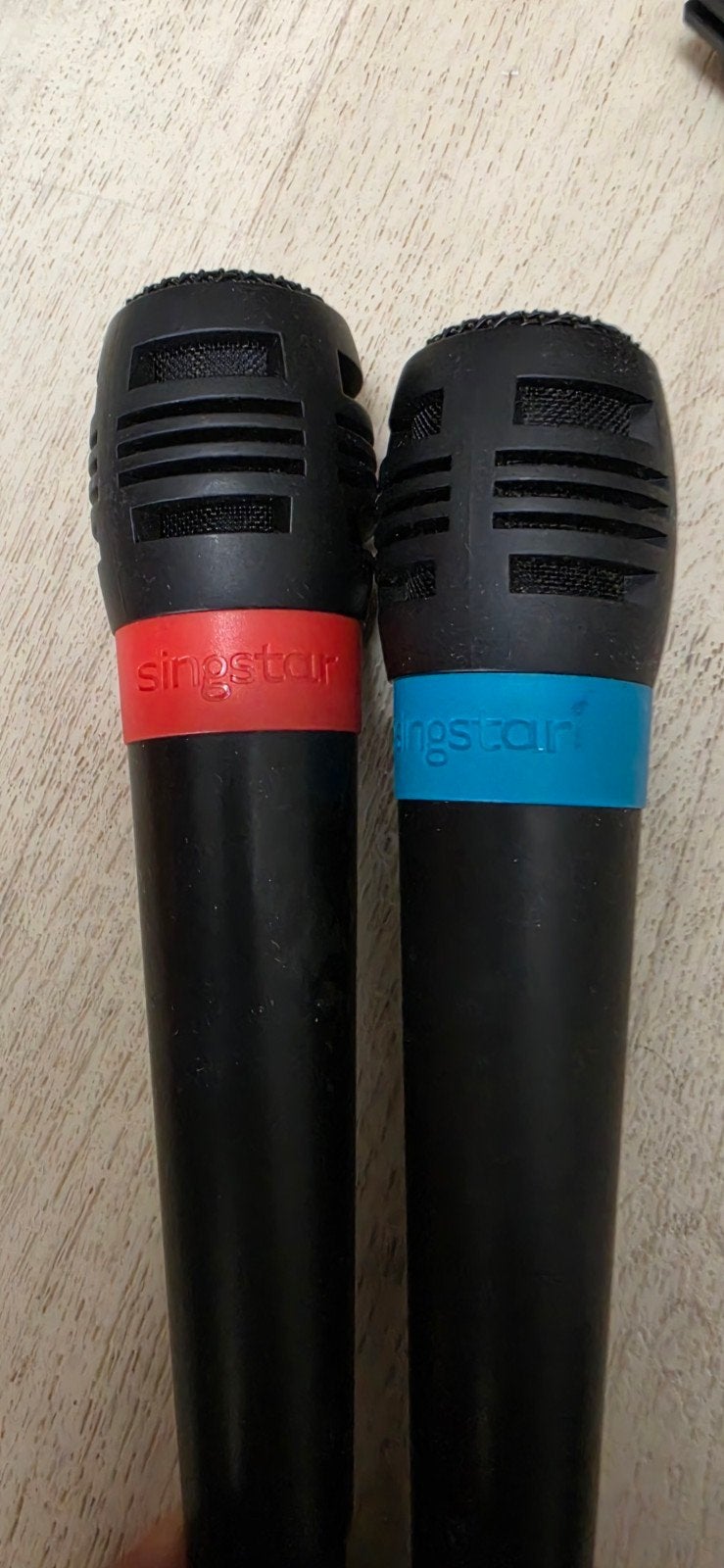 Twee originele SingStar‑microfoons, Ophalen of Verzenden, Zo goed als nieuw, Zangmicrofoon