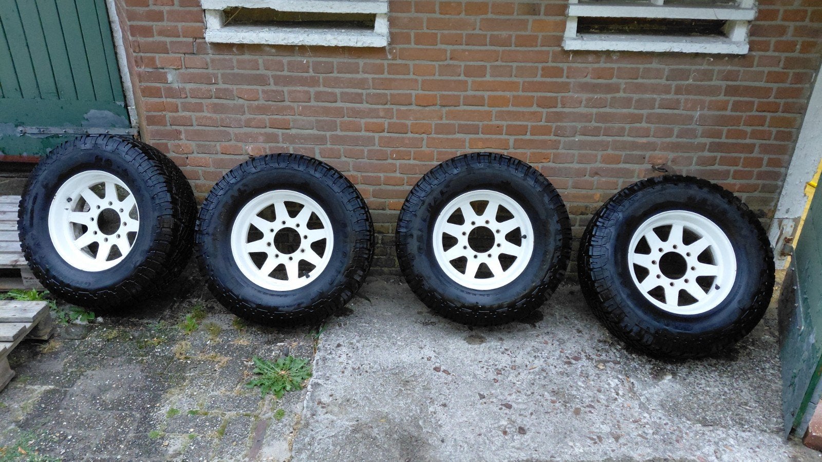 Te koop set wielen 8 gaats chevrolet, Gebruikt, 16 inch, 265 mm, Banden en Velgen