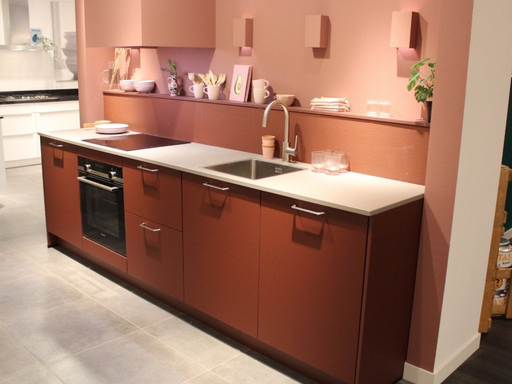 AF10 – Nobilia rechte designkeuken in roestrood ultramat, Ophalen, Waldstraße 53-57, 33415 Verl  Duitsland, Nobilia-Werke J. Stickling GmbH & Co. KG