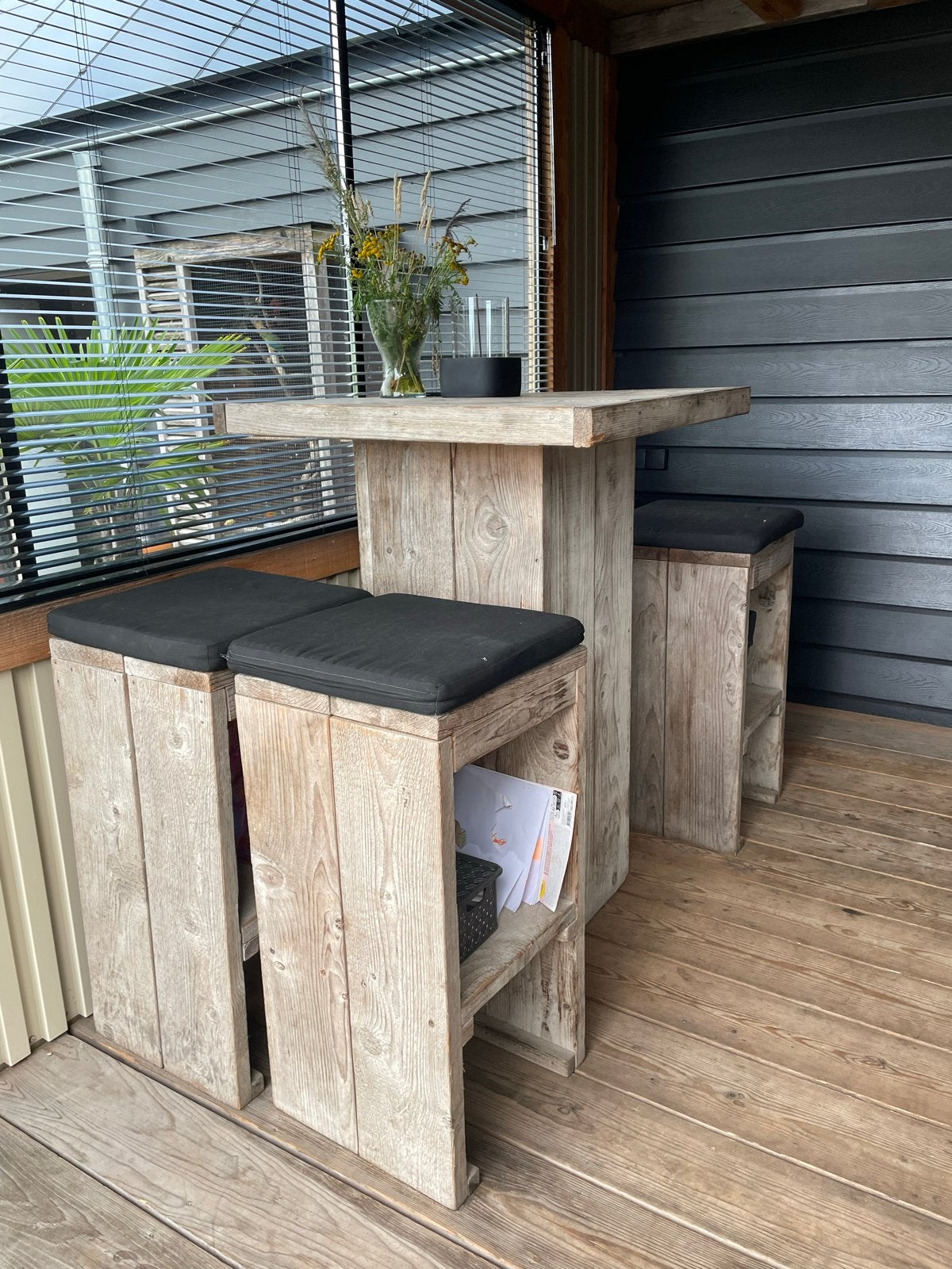 Steigerhout bartafel met krukken en kussens, Ophalen, 4 zitplaatsen, Gebruikt, Eettafel