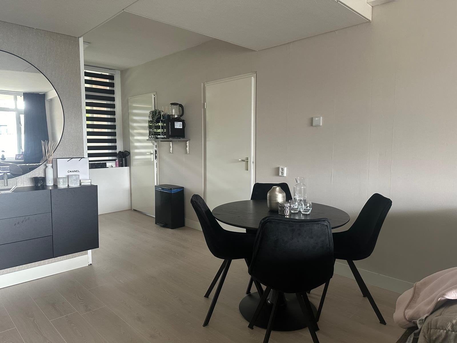 Moderne ronde eettafel met 4 stoelen, Huis en Inrichting, Tafels | Eettafels, 50 tot 100 cm, Rond, Zo goed als nieuw, Vier personen