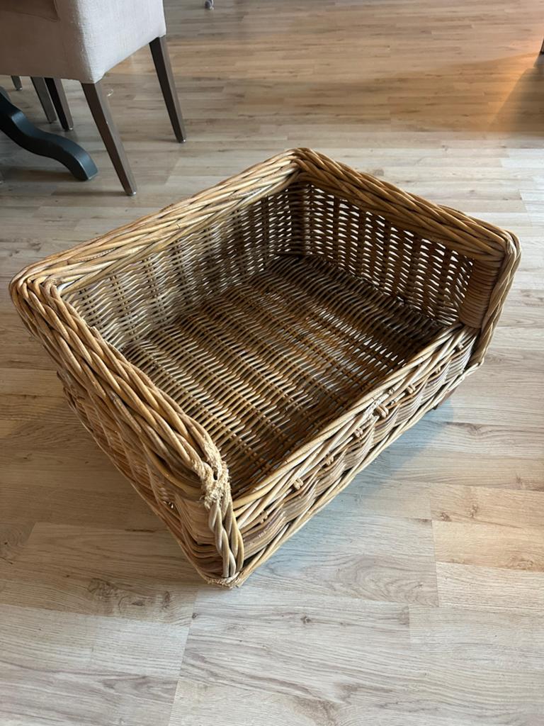 Rieten honden / katten mand op pootjes, Ophalen, Gebruikt, Riet