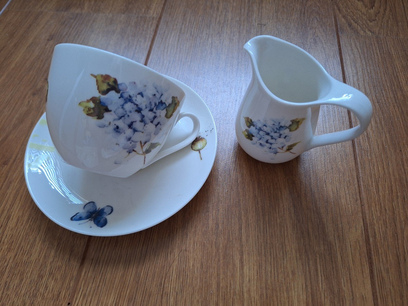 Alie Kruse Kolk kop en schotel met kannetje Seasons., Huis en Inrichting, Overige merken, Ophalen of Verzenden, Zo goed als nieuw