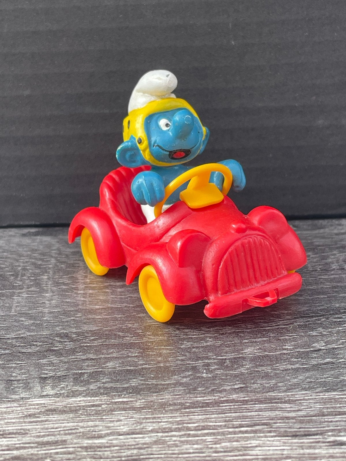 Smurf in rode raceauto - Vintage Smurfen figuur, Verzamelen, Ophalen of Verzenden, Gebruikt, Overige Smurfen, Poppetje, Figuurtje of Knuffel