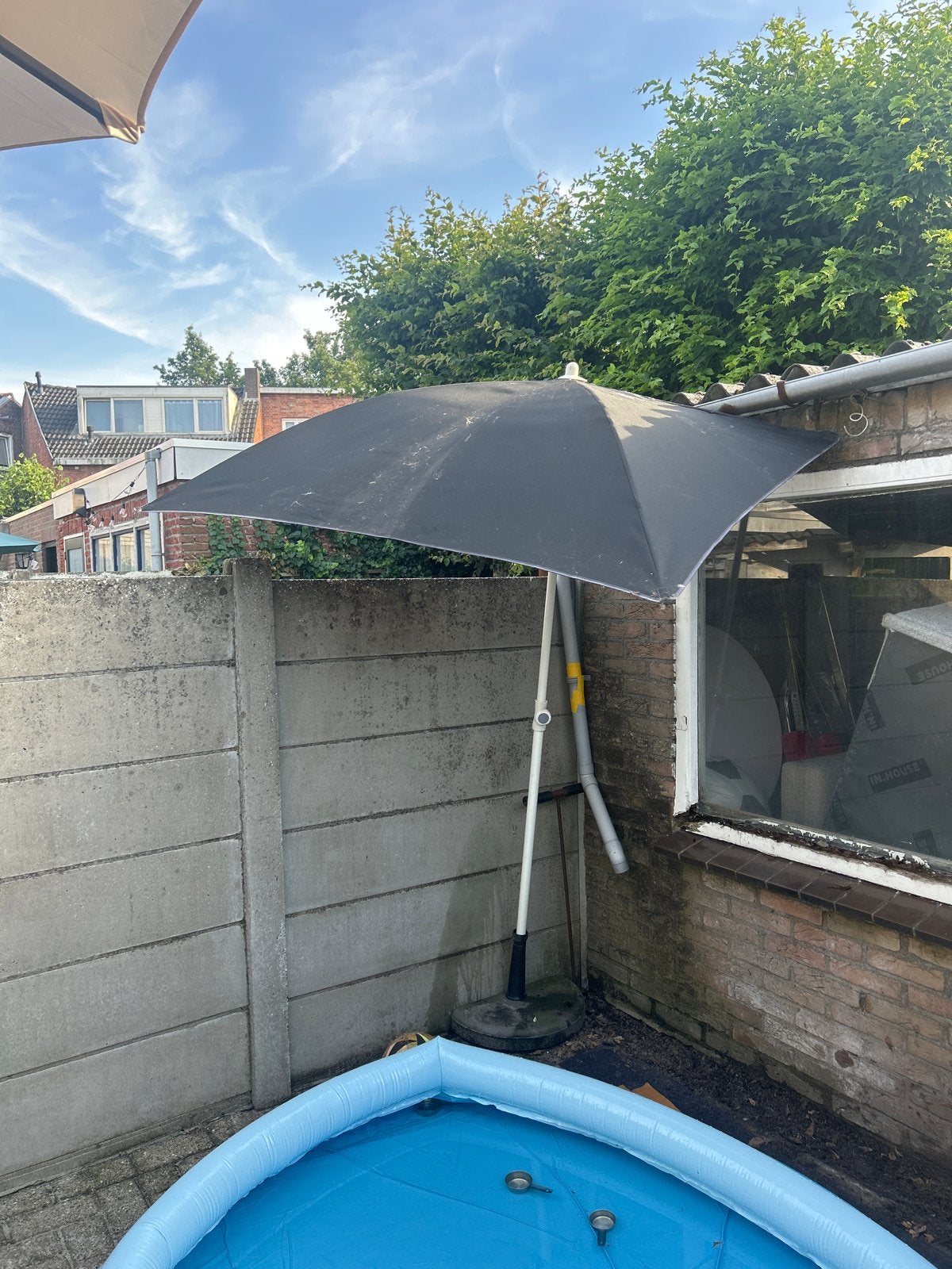 Parasol driekwart gratis af te halen in Tilburg, Tuin en Terras, Parasols, Ophalen, Gebruikt, 1 tot 2 meter, Overige typen