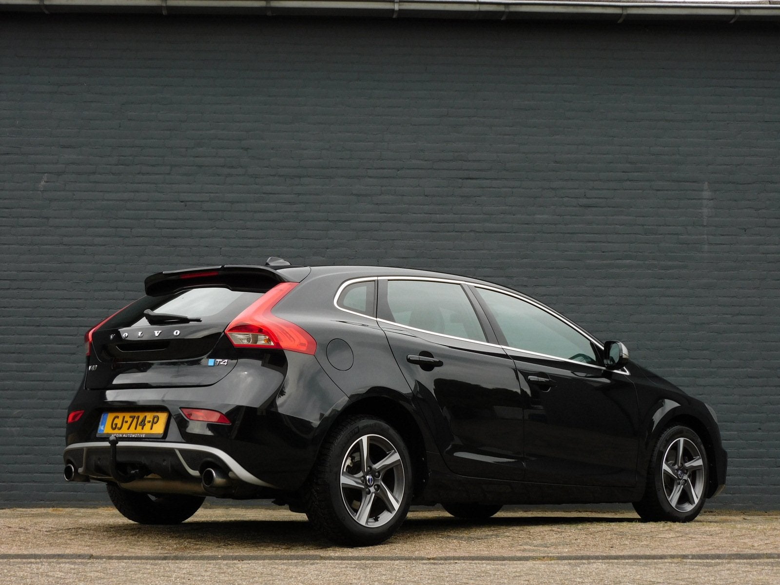 Volvo V40 1.6 T4 R-Design TOPSTAAT! PERFECT ONDERHOUDEN! NAV, Gebruikt, Zwart, 4 cilinders, 700 kg