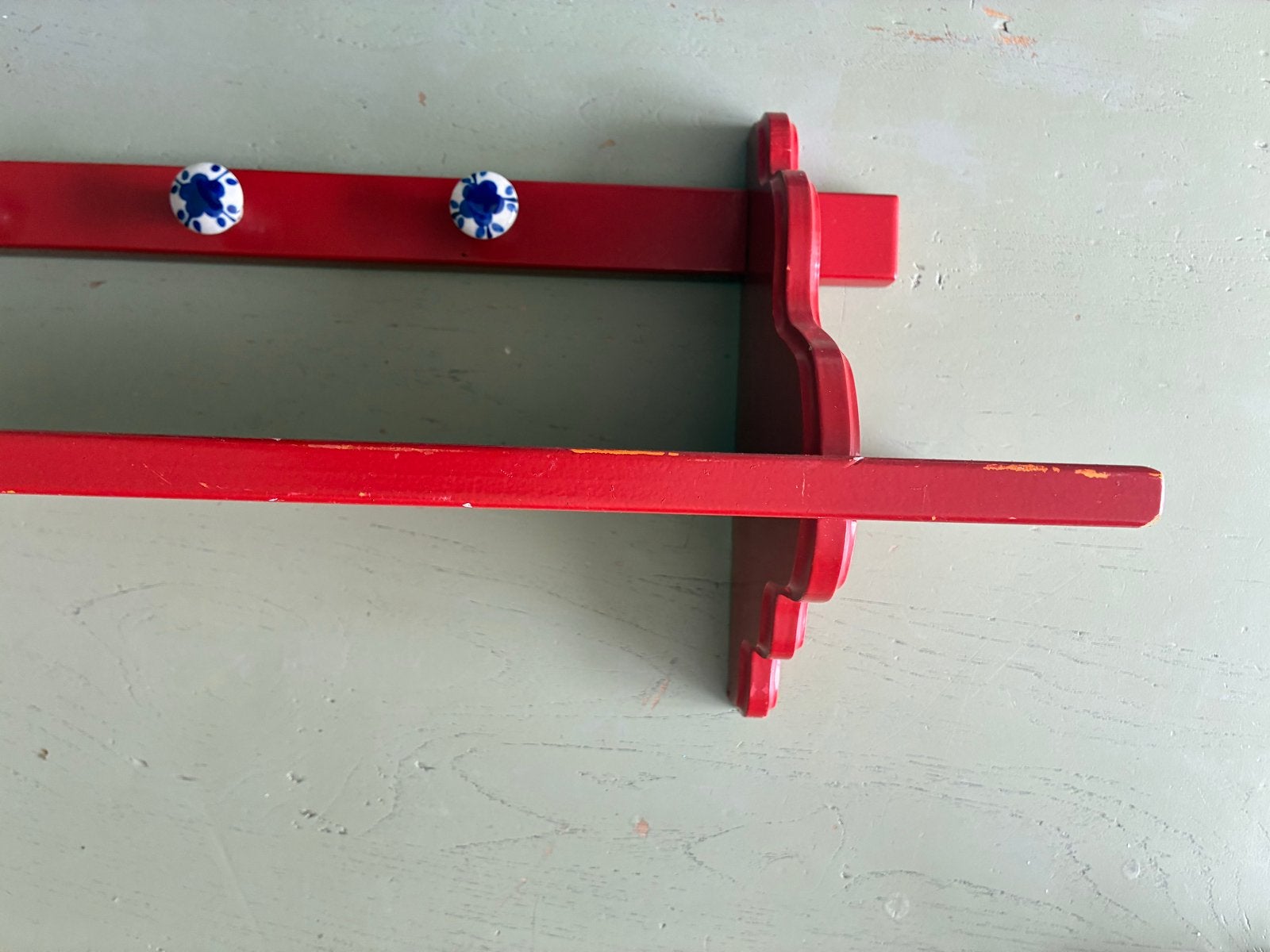 Rode wandkapstok met plank en Delfts blauwe knoppen, Huis en Inrichting, Woonaccessoires | Kapstokken, Gebruikt, Minder dan 100 cm