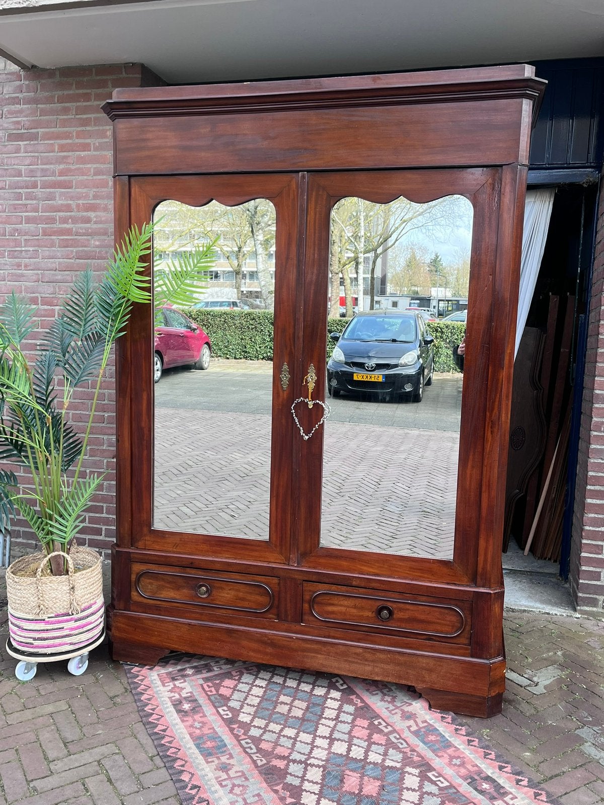 Mooie robuuste kledingkast met twee spiegeldeuren., Huis en Inrichting, Kasten | Kledingkasten, Ophalen, Zo goed als nieuw, 50 tot 75 cm