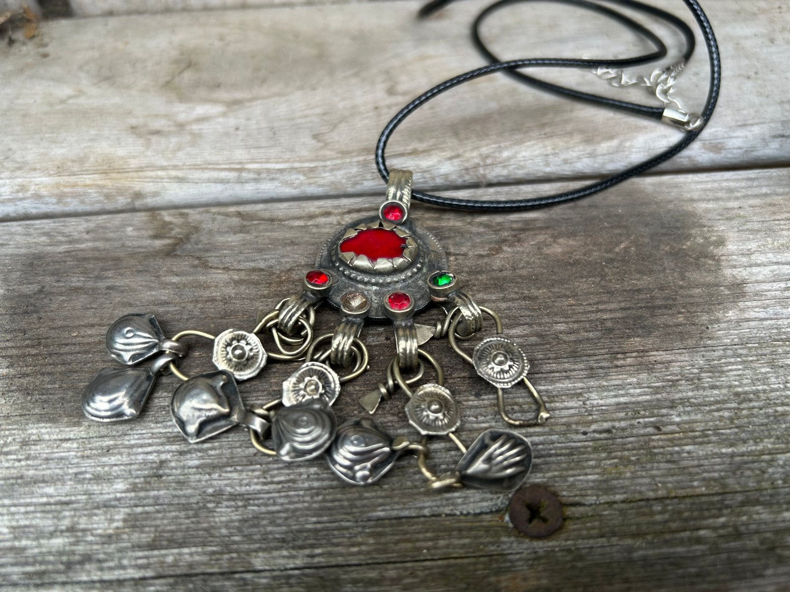 Prachtige Afghaanse Kuchi hanger aan leren ketting., Ophalen of Verzenden, Overige materialen, Ketting