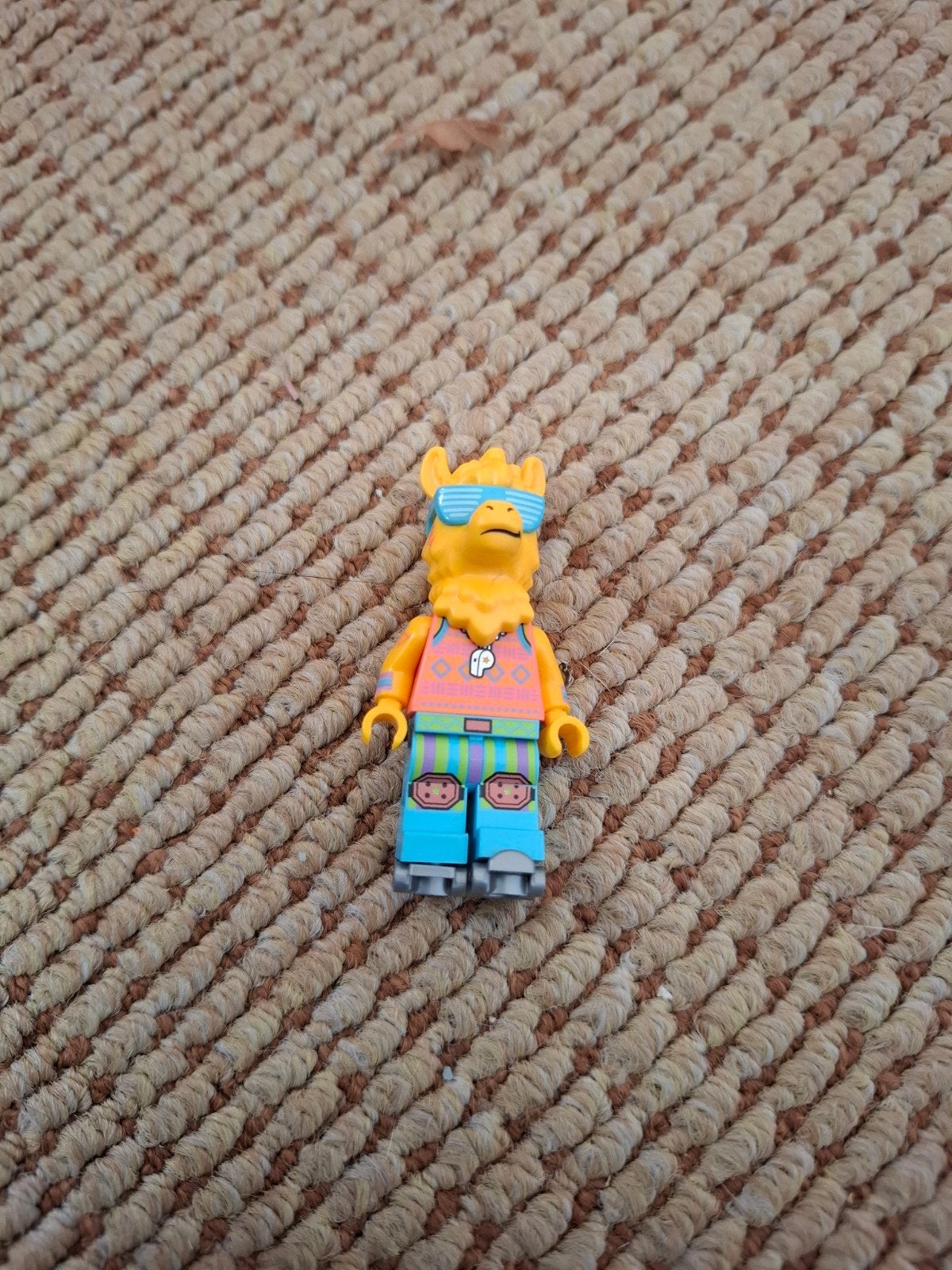 LEGO Minifiguur Party Lama (L.L.A.M.A.) - Skates, Ophalen of Verzenden