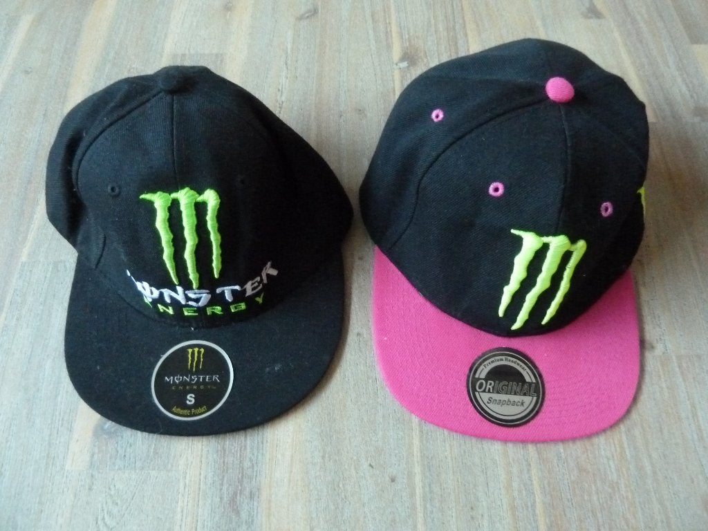 2 MONSTER petten, Ophalen, Gedragen