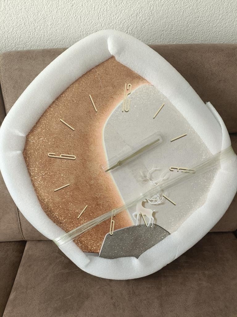 Moderne Wandklok met Hertenmotief - Nieuw in Verpakking, Ophalen of Verzenden, Nieuw, Wandklok