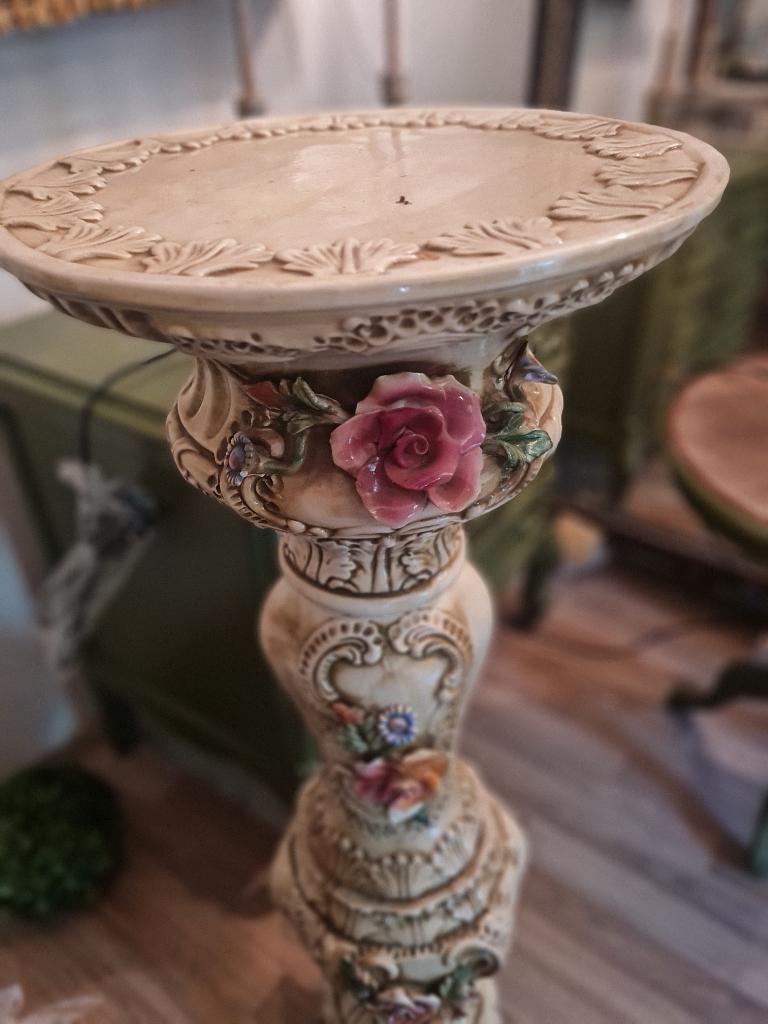 Zeer oude plantenzuil Capodimonte, Ophalen, Heikant 21 Kaatsheuvel, Belle Vieille Brocante, Zo goed als nieuw