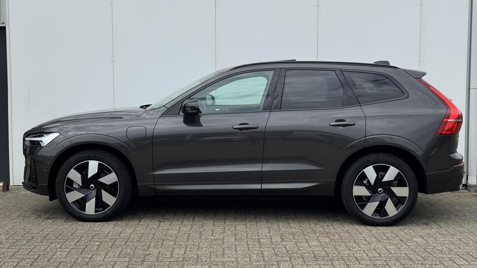 Volvo XC60 T6 Plug-in hybrid AWD Plus Dark | Pano dak | 360, Auto's, Automaat, Gebruikt, 4 cilinders, 1969 cc