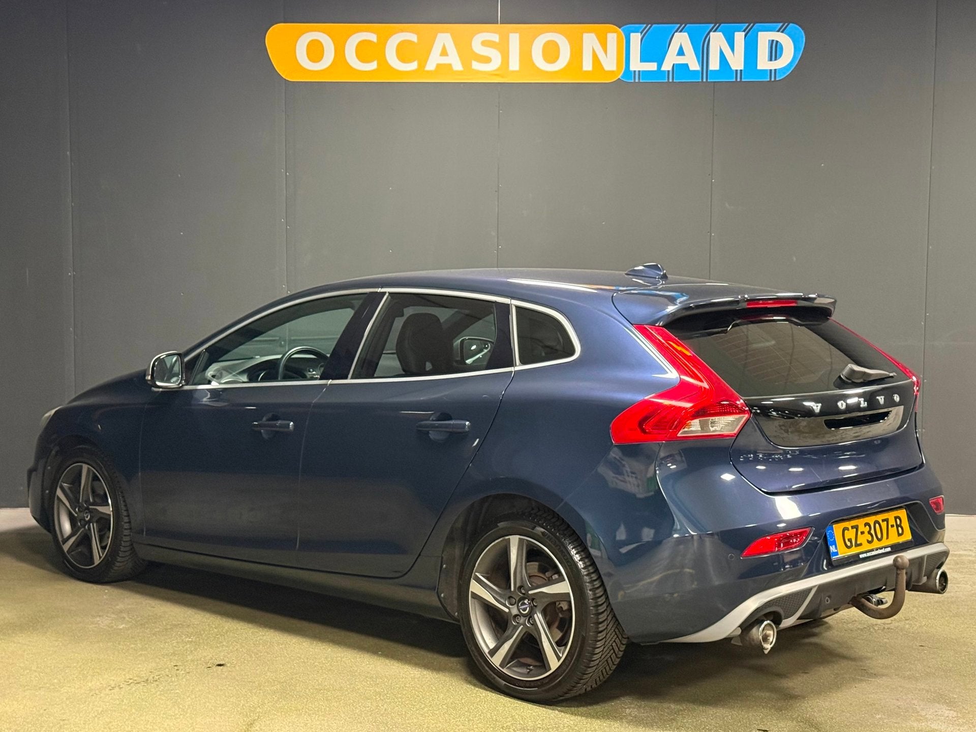 Volvo V40 1.6 T4 R-Design|TREKHAAK|CRUISE|BLUETOOTH|NAVI|17I, Auto's, Gebruikt, Zwart, 4 cilinders, 700 kg