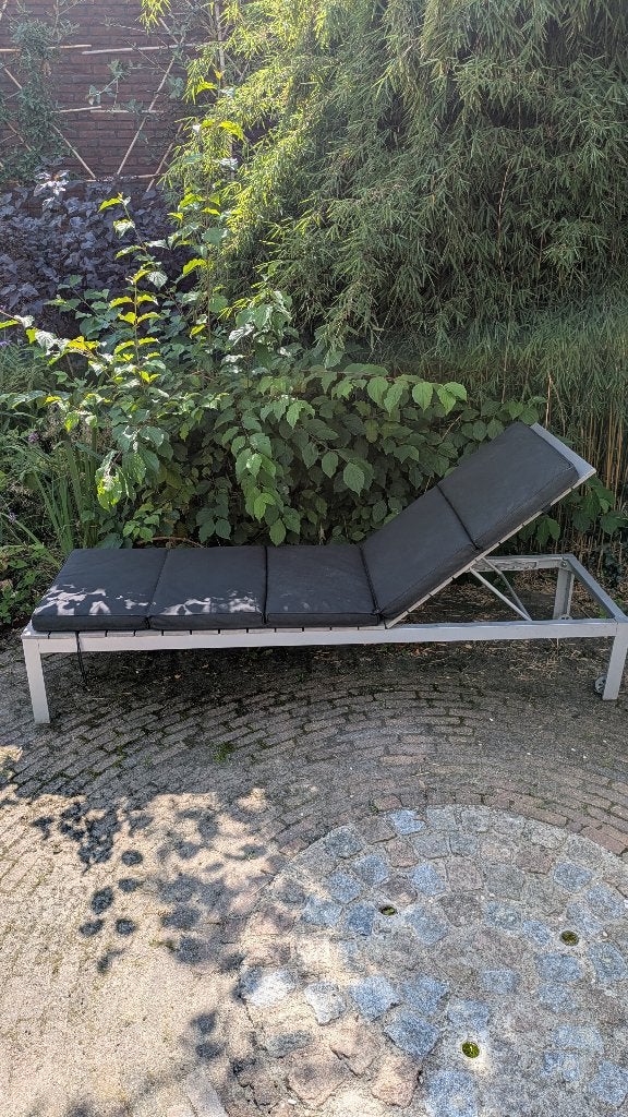Goed ligbed IKEA ligbank bedbank grijs metaal, Tuin en Terras, Ligbedden, Ophalen, Gebruikt, Metaal, Verstelbaar