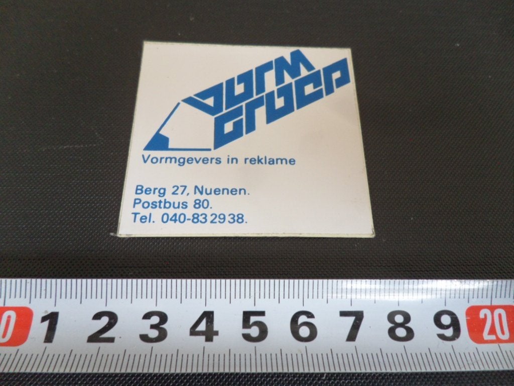 sticker nuenen vormgroep vormgevers in reklame berg 27, Ophalen, Zo goed als nieuw